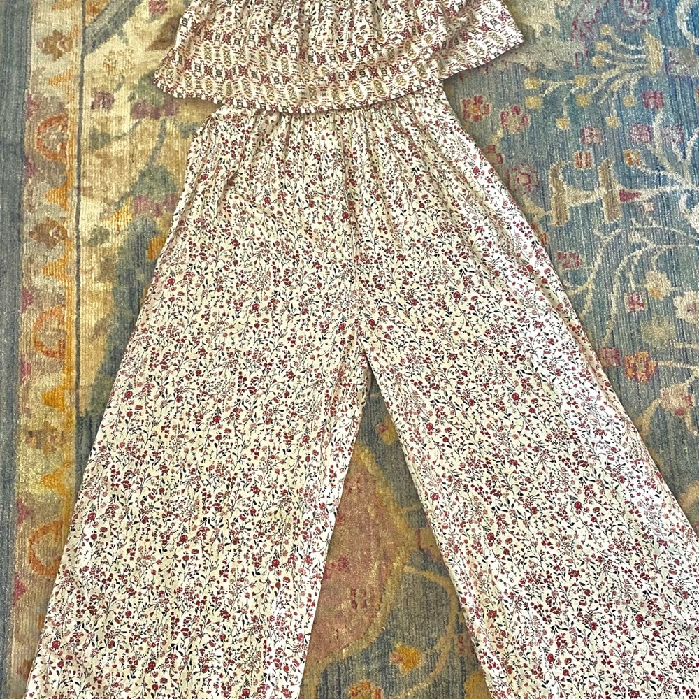 Adorable jumpsuit that can be worn into fall. Can be worn strapless, wide leg!